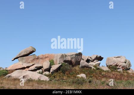 Felsbrocken an der Rosa Granitküste - Cote de Granit Rose - große Naturstätte von Ploumanach, Bretagne, Frankreich Stockfoto
