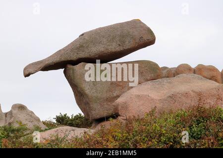 Felsbrocken an der Rosa Granitküste - Cote de Granit Rose - große Naturstätte von Ploumanach, Bretagne, Frankreich Stockfoto