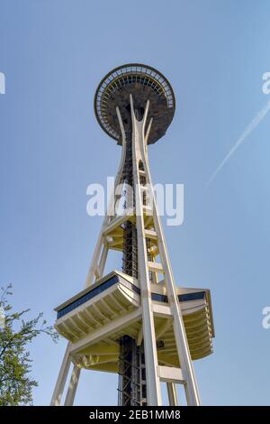 SEATTLE, Washington State, USA - JUNI 2018: mit Blick auf die Space Needle in Seattle vor blauem Himmel. Stockfoto
