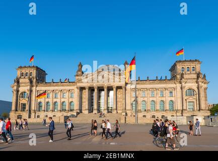 Berlin Deutschland - April 20. 2018: Menschen vor dem Deutschen Bundestag in der Stadt Berlin Stockfoto