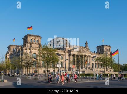 Berlin Deutschland - April 20. 2018: Menschen vor dem Deutschen Bundestag in der Stadt Berlin Stockfoto