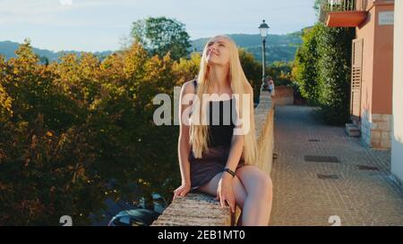 Blonde junge Frau entspannend und lächelnd. Natürliche Schönheit. Spaß im Sommer. Stockfoto
