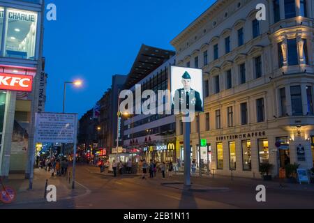 Berlin Deutschland - April 20. 2018: Checkpoint Charlie, Nachbildung eines amerikanischen Grenzposten im Kalten Krieg in Berlin Stockfoto