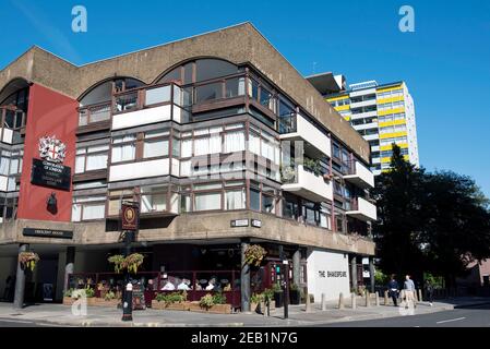 Das Shakespeare Public House oder Pub mit Wohnungen Crescent House oben, Golden Lane Estate, Ecke Goswell Road und Fann Street EC1 City of London Stockfoto