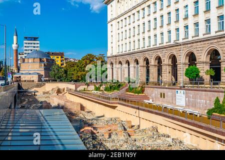 SOFIA, BULGARIEN, 2. SEPTEMBER 2018: Banja Bashi Moschee und historische Fundamente von Sofia, Bulgarien Stockfoto