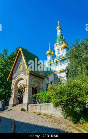 SOFIA, BULGARIEN, 2. SEPTEMBER 2018: Vor der russischen Kirche des Heiligen Nikolai Mirlikiiski in Sofia, Bulgarien, schlendern die Menschen Stockfoto