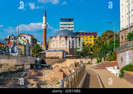 SOFIA, BULGARIEN, 2. SEPTEMBER 2018: Banja Bashi Moschee und historische Fundamente von Sofia, Bulgarien Stockfoto