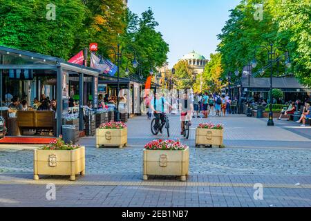 SOFIA, BULGARIEN, 2. SEPTEMBER 2018: Menschen gehen auf dem Vitosha Boulevard in Sofia, Bulgarien Stockfoto
