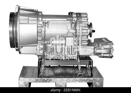 Der Stand ist mit einem leistungsstarken Diesel-Verbrennungsmotor in einem Auto ausgestattet, das Bild ist auf weißem Hintergrund hervorgehoben. Automotor. Autoteile. Stockfoto