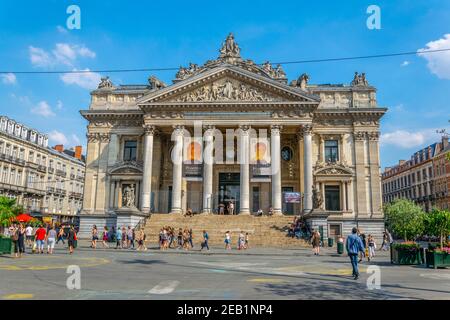 BRÜSSEL, BELGIEN, 4. AUGUST 2018: Die Menschen gehen vor der Börse in Brüssel, Belgien Stockfoto