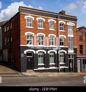 Strawberry Studios Stockport mit markant schwarz lackierter Ziegelfassade an der Waterloo Road. Greater Manchester, England, Großbritannien Stockfoto