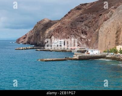 Blick auf Küstenklippen und Jachthafen im Dorf Puerto de Sardina del Norte auf Grand Canaria, Kanarische Inseln, Spanien Stockfoto