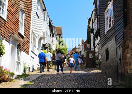 Rye ist eine englische Stadt nahe der Küste in East Sussex. Im Zentrum sind gepflasterte Gassen wie die Mermaid Street mit mittelalterlichen Fachwerkhäusern gesäumt. Stockfoto