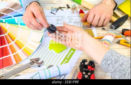 Renovierungsarbeiten schließen einen Vertrag ab. Selektiver Fokus. Planen. Stockfoto