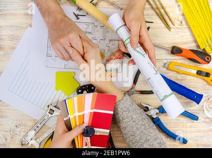 Renovierungsarbeiten schließen einen Vertrag ab. Selektiver Fokus. Planen. Stockfoto