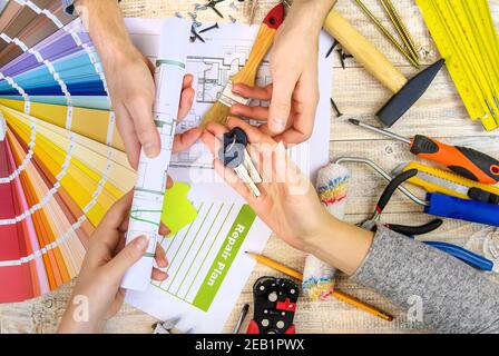 Renovierungsarbeiten schließen einen Vertrag ab. Selektiver Fokus. Planen. Stockfoto