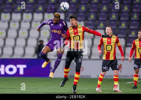 ANTWERPEN, BELGIEN - FEBRUAR 11: Segen Eleke von Beerschot VA, Igor de Camargo von KV Mechelen während des Croky Cup-Spiels zwischen Beerschot und KV M Stockfoto