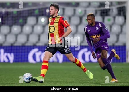 ANTWERPEN, BELGIEN - FEBRUAR 11: Jordi Vanlerberghe vom KV Mechelen, Seessing Eleke von Beerschot VA während des Croky Cup Spiels zwischen Beerschot und K Stockfoto