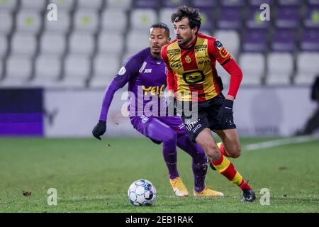 ANTWERPEN, BELGIEN - FEBRUAR 11: Musashi Suzuki von Beerschot VA, Thibaut Peyre von KV Mechelen während des Croky Cup-Spiels zwischen Beerschot und KV Mec Stockfoto