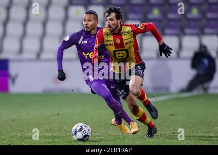 ANTWERPEN, BELGIEN - FEBRUAR 11: Musashi Suzuki von Beerschot VA, Thibaut Peyre von KV Mechelen während des Croky Cup-Spiels zwischen Beerschot und KV Mec Stockfoto