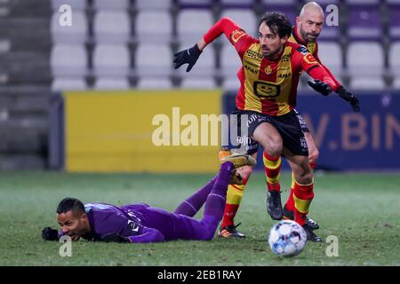 ANTWERPEN, BELGIEN - FEBRUAR 11: Musashi Suzuki von Beerschot VA, Thibaut Peyre von KV Mechelen während des Croky Cup-Spiels zwischen Beerschot und KV Mec Stockfoto