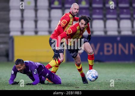 ANTWERPEN, BELGIEN - FEBRUAR 11: Musashi Suzuki von Beerschot VA, Thibaut Peyre von KV Mechelen während des Croky Cup-Spiels zwischen Beerschot und KV Mec Stockfoto