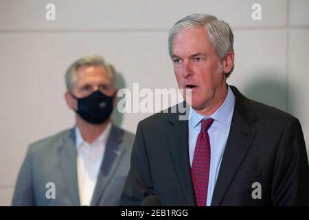 San Antonio, Texas, USA. Februar 2021, 11th. Tom hart III, CEO von Jonah Energy, spricht auf einer Pressekonferenz nach einem Treffen mit Leader Kevin McCarthy, während sie weiterhin die Absage der Keystone XL-Pipeline durch Präsident Joe Biden bei einem Besuch bei führenden Unternehmen der Energiebranche in San Antonio kritisieren. Die Pressekonferenz ist McCarthys dritter Halt in Texas in zwei Wochen, als er Biden drängt, Energiefragen zu diskutieren. Quelle: Bob Daemmrich/ZUMA Wire/Alamy Live News Stockfoto