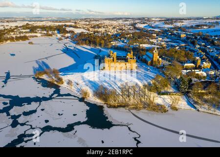 Winterszene Schottland: Luftaufnahme des Sonnenuntergangs auf Linlithgow Palace und Linlithgow Loch. Stockfoto