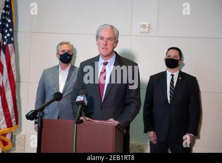 Tom Hart III, CEO von Jonah Energy, spricht auf einer Pressekonferenz nach einem Treffen mit dem Vorsitzenden der Repräsentantenminorität Kevin McCarthy (l.) und dem Kongressabgeordneten Tony Gonzalez (r.), während sie weiterhin die Absage der Keystone XL-Pipeline durch Präsident Joe Biden bei einem Besuch der führenden Energieunternehmen in San Antonio kritisieren. Die Pressekonferenz ist McCarthys dritter Halt in Texas in zwei Wochen, als er Biden drängt, Energiefragen zu diskutieren. Stockfoto