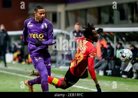 ANTWERPEN, BELGIEN - FEBRUAR 11: Musashi Suzuki von Beerschot VA, Issa Kabore von KV Mechelen während des Croky Cup-Spiels zwischen Beerschot und KV Meche Stockfoto