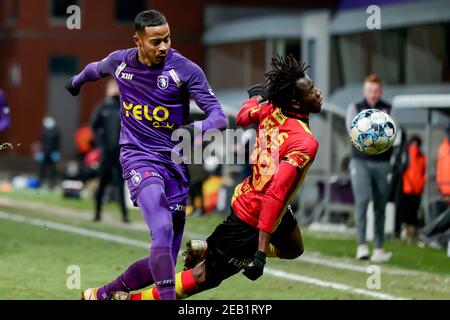 ANTWERPEN, BELGIEN - FEBRUAR 11: Musashi Suzuki von Beerschot VA, Issa Kabore von KV Mechelen während des Croky Cup-Spiels zwischen Beerschot und KV Meche Stockfoto