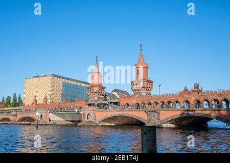 Berlin Deutschland - April 21. 2018: Die Oberbaumbrücke an der Spree Stockfoto