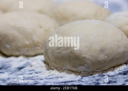 Roher Teig mit Mehl auf einem Brett bedeckt. Food-Fotografie Stockfoto