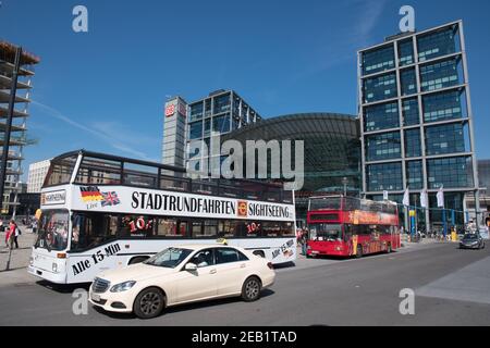 Berlin Deutschland - April 22. 2018: Stadtbussen und Taxi vor dem Berliner Hauptbahnhof Stockfoto