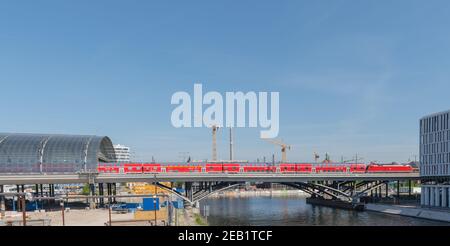 Berlin Deutschland - April 22. 2018: DB-Regionalzug, der die Brücke passiert, wenn er zum Berliner Hauptbahnhof kommt Stockfoto