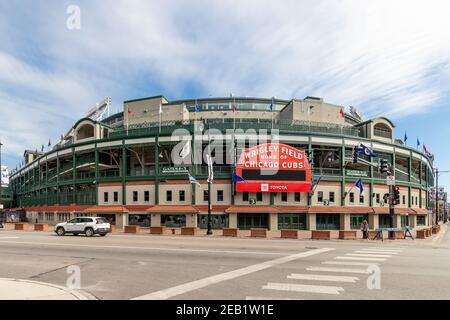 Das äußere Major League Baseball Chicago Cubs' Wrigley Field Stadion im Wrigleyville Viertel von Chicago. Stockfoto