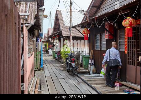 Chew’s Jetty, George Town, Penang. Ein Holzdorf auf Stelzen über dem Wasser Chew’s Jetty ist das am besten erhaltene der chinesischen Clan-Anlegestege. Da ist ein Stockfoto