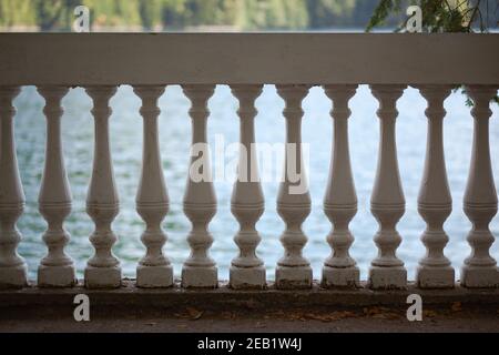 Geländer aus weißem Stein Stockfoto