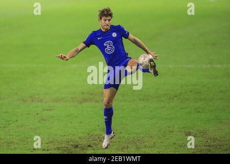 Barnsley, Großbritannien. Februar 2021, 11th. Marcos Alonso #3 von Chelsea kontrolliert den Ball in Barnsley, UK am 2/11/2021. (Foto von Mark Cosgrove/News Images/Sipa USA) Quelle: SIPA USA/Alamy Live News Stockfoto