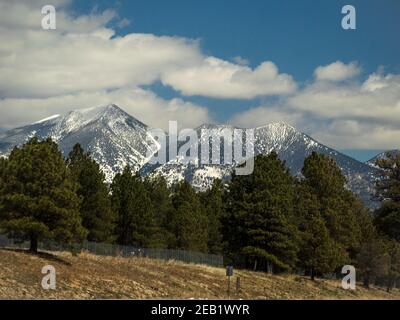 Schneebedeckte San Francisco Peaks, Blick in der Nähe von Flagstaff Arizona im Frühling. Stockfoto