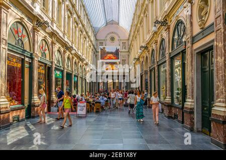 BRÜSSEL, BELGIEN, 4. AUGUST 2018: Die Menschen schlendern durch die Königliche Galerie Saint Hubert in Brüssel, Belgien Stockfoto