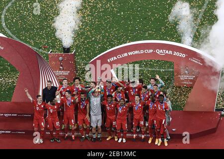 Ar Rayyan, Katar. Februar 2021, 11th. Die Bayern-Münchner feiern mit der Trophäe nach dem FIFA-Club-Weltcup-Finale zwischen dem FC Bayern München und Tigres UANL im Education City Stadium. Quelle: Mahmoud Hefnawy/dpa/Alamy Live News Stockfoto