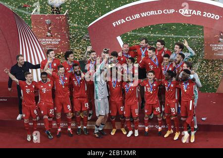 Ar Rayyan, Katar. Februar 2021, 11th. Die Bayern-Münchner feiern mit der Trophäe nach dem FIFA-Club-Weltcup-Finale zwischen dem FC Bayern München und Tigres UANL im Education City Stadium. Quelle: Mahmoud Hefnawy/dpa/Alamy Live News Stockfoto