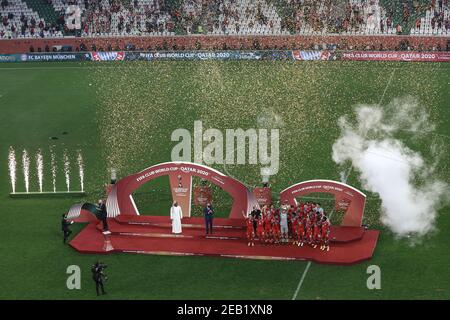 Ar Rayyan, Katar. Februar 2021, 11th. Die Bayern-Münchner feiern mit der Trophäe nach dem FIFA-Club-Weltcup-Finale zwischen dem FC Bayern München und Tigres UANL im Education City Stadium. Quelle: Mahmoud Hefnawy/dpa/Alamy Live News Stockfoto