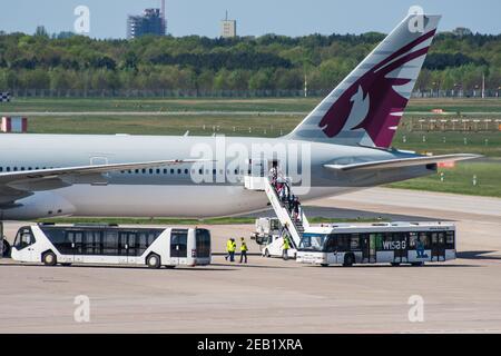 Berlin Deutschland - April 21. 2018: Qatar Airways Boeing 777-300ER am Flughafen Berlin-Tegel Stockfoto