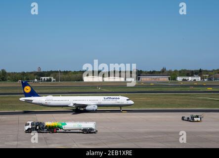 Berlin Deutschland - April 21. 2018: Lufthansa Airbus A321 am Flughafen Berlin-Tegel Stockfoto