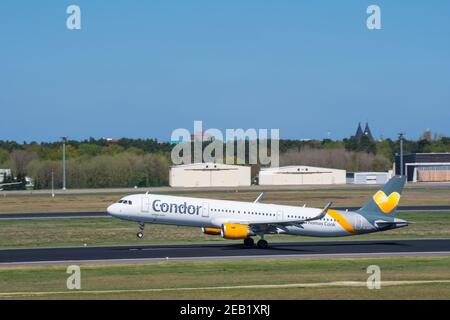 Berlin Deutschland - April 21. 2018: Flugzeug Condor Airbus A321 am Flughafen Berlin-Tegel Stockfoto