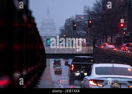 Der Blick auf das US-Kapitol in der North Capitol Street als Amtsenthebungsverfahren geht bis in den dritten Tag in Washington, DC, USA. Februar 2021, 11th. Washington DC. Manager von Amtsenthebungsverfahren machen den Fall mit Videomaterial, dass Trump „einzigartig verantwortlich“ für den Angriff am 6th. Januar auf das US-Kapitol sei und dass er verurteilt und davon ausgeschlossen werden sollte, jemals wieder ein öffentliches Amt zu übernehmen. Foto von Ken Cedeno/Sipa USA Quelle: SIPA USA/Alamy Live News Stockfoto