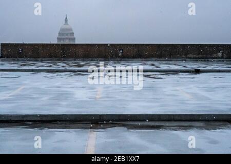 Der Blick auf das US-Kapitol von der Union Station als Amtsenthebungsverfahren geht bis in den dritten Tag in Washington, DC, USA. Februar 2020, 11th. Washington DC. Manager von Amtsenthebungsverfahren machen den Fall mit Videomaterial, dass Trump im Januar 6th für den Angriff auf das US-Kapitol "verantwortlich" sei und er verurteilt und davon ausgeschlossen werden sollte, jemals wieder ein öffentliches Amt zu übernehmen. Foto von Ken Cedeno/Sipa USA Quelle: SIPA USA/Alamy Live News Stockfoto