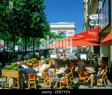 1993 HISTORISCHE STRASSENCAFÉ CHAMPS ELYSEES PARIS FRANKREICH Stockfoto